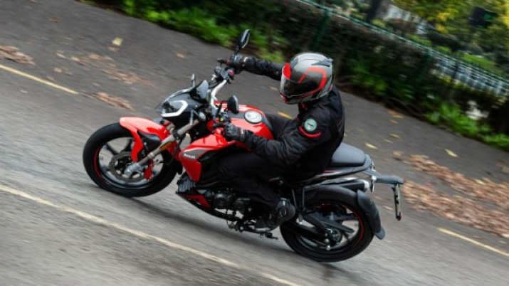 La importancia de usar la vestimenta adecuada cuando conducimos una moto