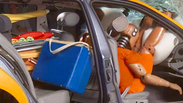 Objetos sueltos dentro del auto: un riesgo que puede evitarse antes de arrancar